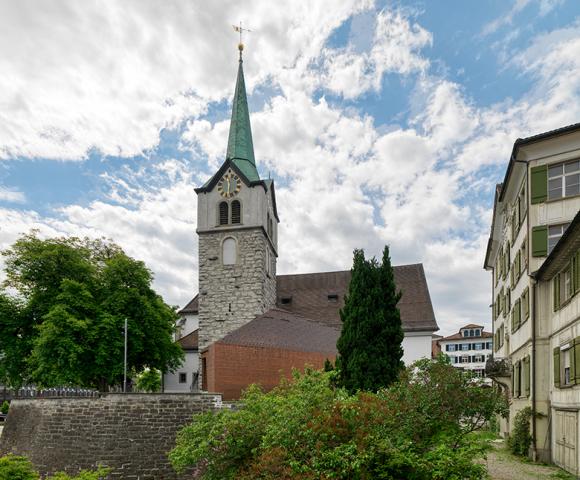 Kirche und Neubau auf der Kirchenmauer | Foto: Jürg Zürcher, St.Gallen