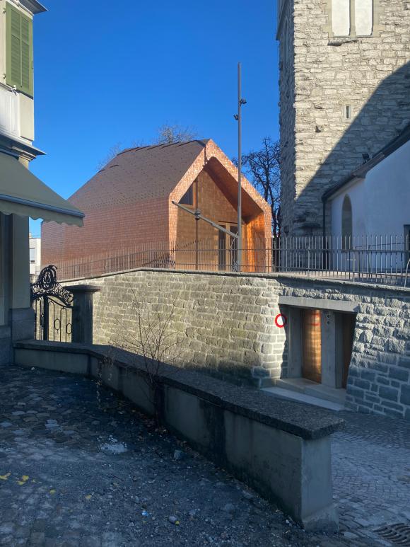 Kirche und Neubau auf der Kirchenmauer | Foto: Keller.Hubacher.Architekten, Herisau