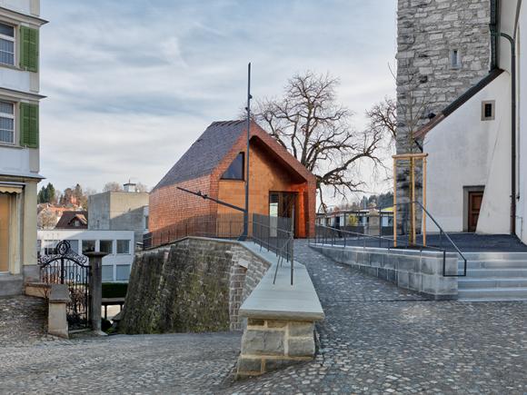Neubau auf der Kirchenmauer | Foto: Jürg Zürcher, St.Gallen